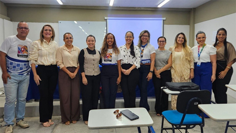 Imagem 1 - Lideranças políticas e institucionais prestigiaram o evento de lançamento, incluindo a secretária de Turismo de Tibau e presidente da Instância de Governança Regional (IGR) Costa Branca, Madilene Félix. A gestora enfatizou o ineditismo da ferramenta de divulgação para as gestões municipais: "Nos 30 anos de história do nosso município, este é o primeiro ano em que temos um conteúdo dessa magnitude para mostrar as nossas belezas, cultura e culinária", destacou Madilene Félix. A secretária, enfatiza as obras que a Prefeitura Municipal de Tibau tem investido, como construção de casas, ginásios, praças, calçamento com intertravado nas ruas de acesso as praias, iluminação das praias, como meio de tornar o município atraente para o turismo o ano todo. Imagem 1 - Lideranças políticas e institucionais prestigiaram o evento de lançamento, incluindo a secretária de Turismo de Tibau e presidente da Instância de Governança Regional (IGR) Costa Branca, Madilene Félix. A gestora enfatizou o ineditismo da ferramenta de divulgação para as gestões municipais: "Nos 30 anos de história do nosso município, este é o primeiro ano em que temos um conteúdo dessa magnitude para mostrar as nossas belezas, cultura e culinária", destacou Madilene Félix. A secretária, enfatiza as obras que a Prefeitura Municipal de Tibau tem investido, como construção de casas, ginásios, praças, calçamento com intertravado nas ruas de acesso as praias, iluminação das praias, como meio de tornar o município atraente para o turismo o ano todo.