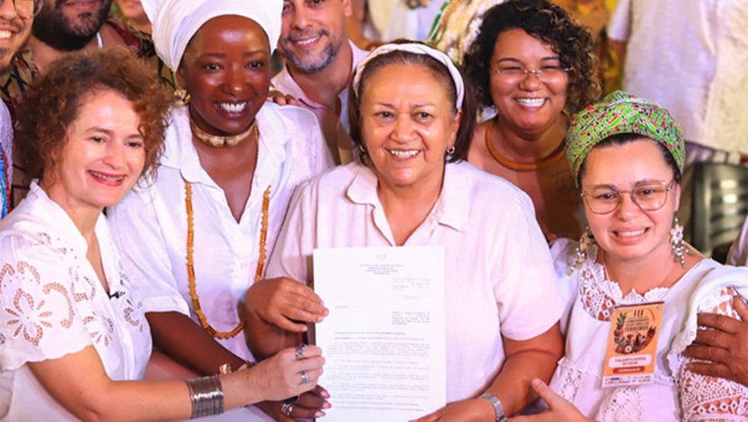 Imagem 1 - A lei visa combater todas as formas de discriminação motivadas por convicções espirituais e garantir o cumprimento dos direitos fundamentais previstos na Constituição Federal, estabelecendo diretrizes para a proteção da liberdade de consciência, culto e expressão. O texto prevê o enfrentamento à intolerância em ambientes escolares, profissionais e institucionais, com campanhas educativas, incentivo à pesquisa acadêmica e capacitação de profissionais da segurança pública e da educação para lidar com o tema. Imagem 1 - A lei visa combater todas as formas de discriminação motivadas por convicções espirituais e garantir o cumprimento dos direitos fundamentais previstos na Constituição Federal, estabelecendo diretrizes para a proteção da liberdade de consciência, culto e expressão. O texto prevê o enfrentamento à intolerância em ambientes escolares, profissionais e institucionais, com campanhas educativas, incentivo à pesquisa acadêmica e capacitação de profissionais da segurança pública e da educação para lidar com o tema.