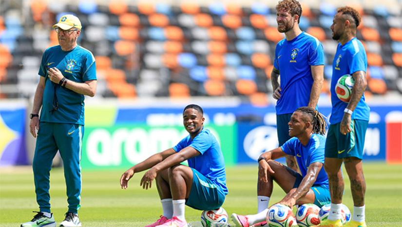   Entre os destaques ofensivos da equipe comandada pelo técnico Carlo Ancelotti, estão Vini Jr. e Matheus Cunha, autores de quatro e três gols cada, respectivamente, e Bruno Guimarães, que deu três assistências.  "A equipe está concentrada, motivada e preparada para tudo que pode acontecer no jogo de amanhã (segunda, dia 29 de junho). Podem ser muitas coisas, como prorrogação e pênaltis. Estamos trabalhando todos os aspectos", projetou Ancelotti. O cenário na equipe do Japão não é diferente dos brasileiros. O vencedor segue na maior de todas as copas. Foto: Rafael Ribeiro, CBF