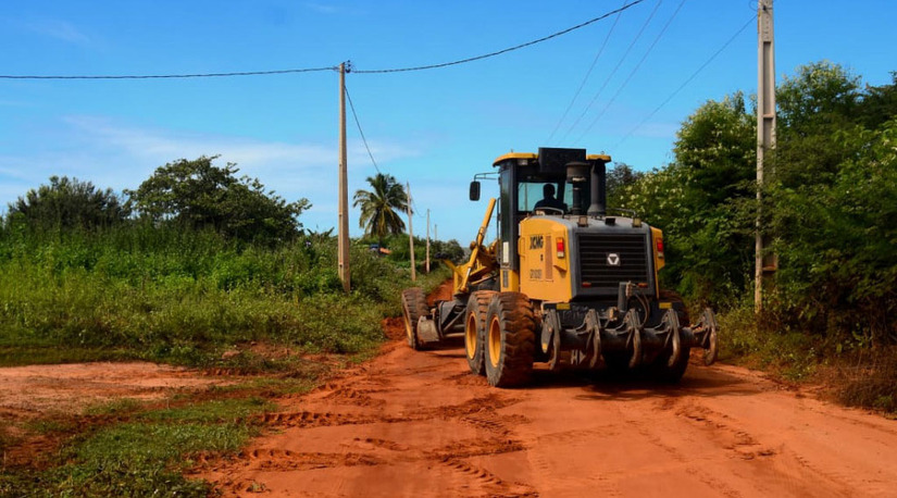 Imagem 1 - A Prefeitura de Mossoró, por meio da Secretaria Municipal de Agricultura e Desenvolvimento Rural (Seadru), iniciou a manutenção da estrada da comunidade rural de Alagoinha para reparar os danos causados pelas fortes chuvas e melhorar o tráfego local. Essa iniciativa faz parte de um esforço contínuo que já recuperou cerca de 15 quilômetros de vias vicinais na região este ano, beneficiando diretamente os moradores e produtores rurais ao facilitar o escoamento da produção agropecuária, o transporte escolar e o acesso a serviços essenciais. Imagem 1 - A Prefeitura de Mossoró, por meio da Secretaria Municipal de Agricultura e Desenvolvimento Rural (Seadru), iniciou a manutenção da estrada da comunidade rural de Alagoinha para reparar os danos causados pelas fortes chuvas e melhorar o tráfego local. Essa iniciativa faz parte de um esforço contínuo que já recuperou cerca de 15 quilômetros de vias vicinais na região este ano, beneficiando diretamente os moradores e produtores rurais ao facilitar o escoamento da produção agropecuária, o transporte escolar e o acesso a serviços essenciais.