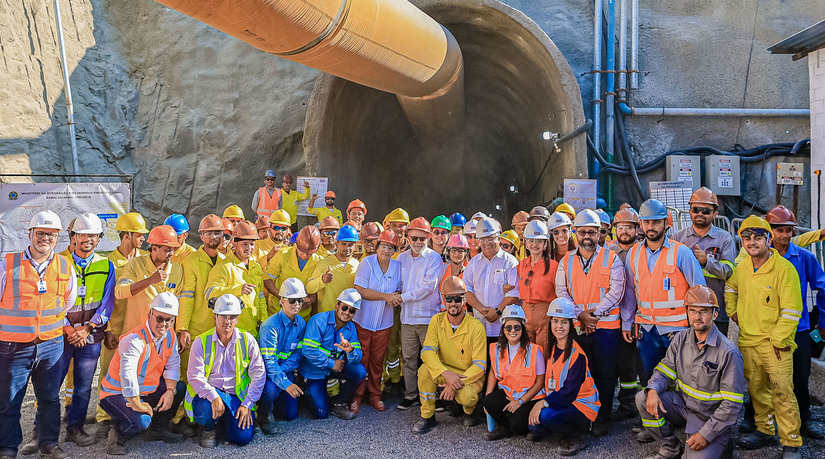 Imagem 1 -  O presidente Lula inaugura o Túnel Major Sales, obra complexa do Ramal do Apodi no Rio Grande do Norte que leva águas da transposição do São Francisco ao oeste potiguar. O projeto de 115,5 km recebeu mais de R$ 1 bilhão em aporte federal, beneficiando 750 mil pessoas com a estrutura e a entrega de ônibus escolares do programa Caminho da Escola.