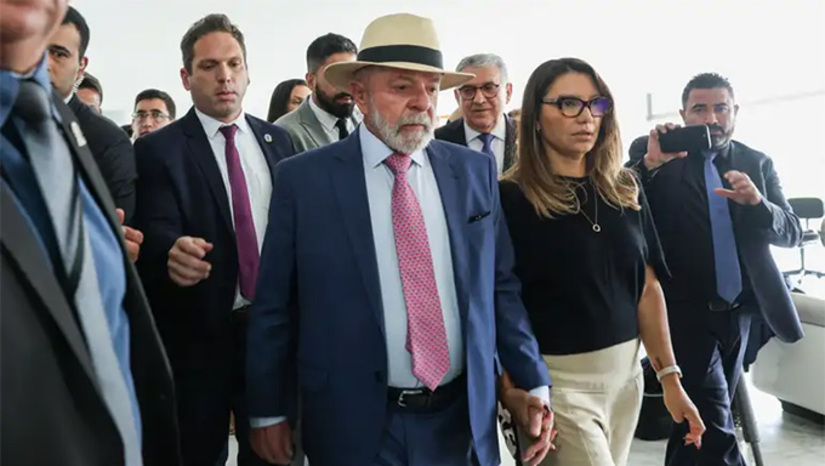 Imagem 1 -  O presidente Lula da Silva (PT) governa o Rio de Janeiro há meses em consórcio com o Supremo Tribunal Federal, e o desembargador presidente do TJ Ricardo Couto de interventor. O ministro Cristiano Zanin deu liminar e Flávio Dino sentou em cima até ontem e proibiram o direito constitucional da ALERJ em eleger um governador-tampão. O voto de Dino veio na véspera do recesso do STF, que retorna apenas em agosto, se o presidente Fachin liberar. Isso deixaria o caso da eleição do Rio em cima da eleição nacional de outubro, e, com certeza, não haverá eleição suplementar, deixando a decisão para a ALERJ. Essa é a avaliação dos bolsonaristas em Brasília, que consideram que elegeriam um nome alinhado ao grupo. Enquanto isso, no mesmo cenário desenhado, isso ajudaria Eduardo Paes (PSD) aliado de Lula. O que se comenta na Praça é que a coisa anda devagar no Supremo e o Rio só terá governador-tampão após eleição de outubro. Veja mais na COLUNA ESPLANADA