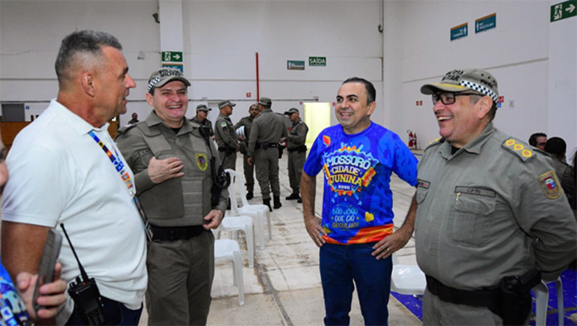 Imagem 1 -  Marcos Medeiros agradeceu o empenho das forças de segurança, da Guarda Civil Municipal e de todos os profissionais envolvidos na operação, ressaltando que o planejamento, a integração entre as instituições e os investimentos realizados garantiram tranquilidade para mossoroenses e turistas durante toda a programação do Mossoró Cidade Junina.