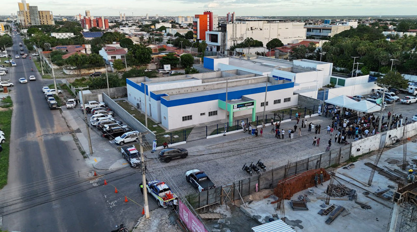 Imagem 1 -  A Prefeitura de Mossoró inaugurou a sede própria do CAPS II, estrutura de R$ 2,3 milhões no bairro Nova Betânia. O novo prédio substitui imóveis alugados e faz parte de um pacote de quatro unidades entregues à sociedade. O espaço funcionará em dois turnos, de segunda a sexta-feira, alinhado às diretrizes do Ministério da Saúde. Gestores e lideranças destacaram que a obra garante inclusão social e dignidade prática por meio do orçamento.