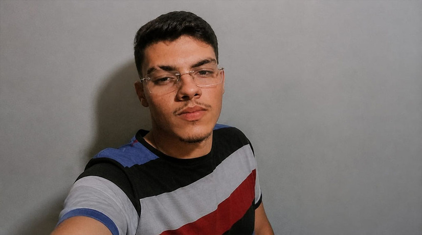   Emanuel Wykson Santos Oliveira, de 22 anos, foi assassinado a tiros na noite desta quarta-feira (1º) ao sair de moto para comprar um lanche no Conjunto Integração, em Mossoró (RN). Segundo o delegado Caio Fábio, da Delegacia de Homicídios e de Proteção à Pessoa (DHPP), a vítima trabalhava com carteira assinada e foi surpreendida pelos disparos assim que abriu o portão de casa.