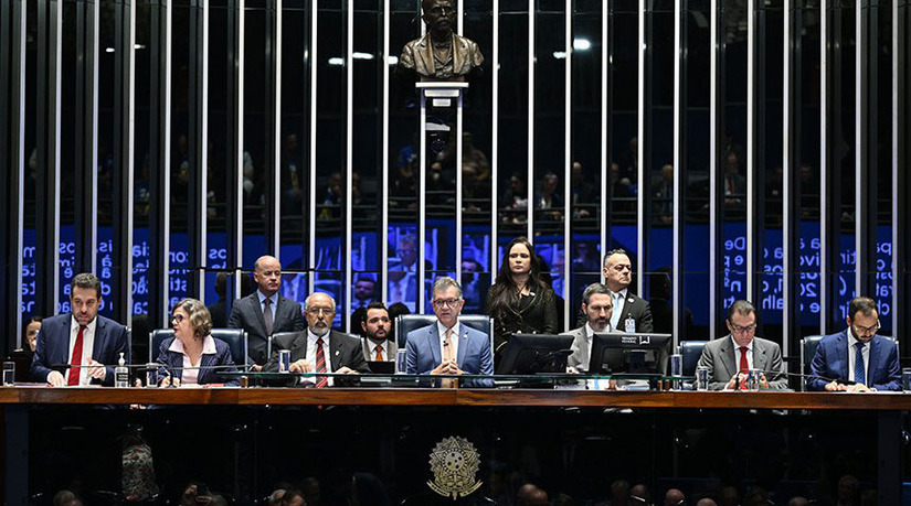 Imagem 1 -  O Senado debateu a PEC que visa extinguir a escala de trabalho 6x1 sem redução salarial, dividindo opiniões entre setores sociais e produtivos. Defensores do governo e de centrais sindicais apoiam a medida como uma necessidade de justiça social e saúde pública, enquanto a oposição e entidades patronais alertam para os riscos de inflação, desemprego e prejuízos a pequenas empresas. O texto da proposta, que já passou pela aprovação da Câmara dos Deputados, segue agora em análise pelas comissões do Senado.