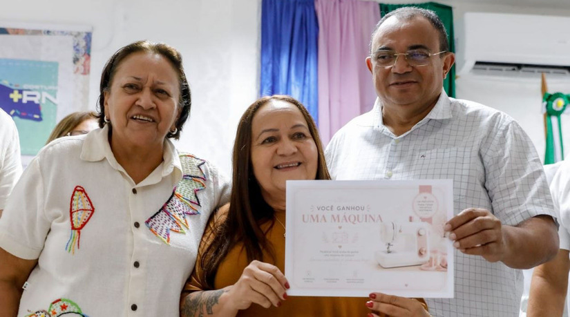   O programa Costura + RN formou 40 mulheres em costura industrial em Felipe Guerra, oferecendo capacitação de 160 horas com foco na autonomia financeira das participantes. A iniciativa, que já formou 500 pessoas no estado, inclui acesso a crédito de até R$ 6 mil pela Desenvolve RN para aquisição de equipamentos e empreendedorismo. No total, o programa já certificou cerca de 500 alunos em dez municípios e alia qualificação profissional, empreendedorismo e acesso ao crédito para fortalecer o setor de confecções.