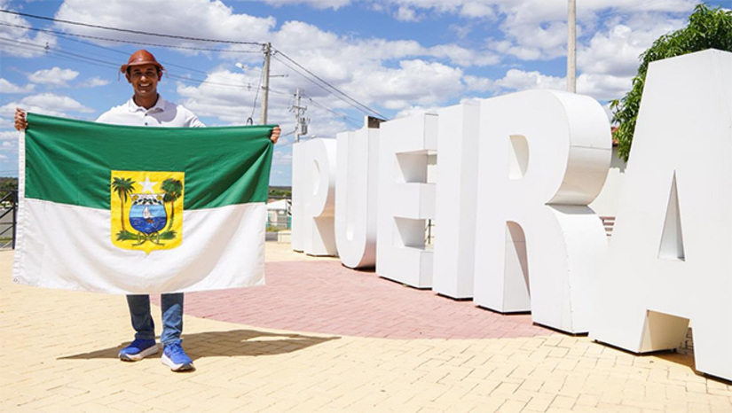   Nesta segunda-feira (6), o município de Ipueira se tornou a 100ª cidade visitada dentro do projeto 167 Razões RN, iniciativa que tem como proposta percorrer todos os 167 municípios potiguares para ouvir a população, dialogar com lideranças e mostrar, por meio de vídeos publicados nas redes sociais, a história, a cultura, os desafios e o potencial de cada cidade. Com os gestores municipais, o ex-prefeito de Mossoró tem enfatizado que quer governar em parceria com os gestores municipais.  Diz que não quer falar de problemas e, sim, buscar soluções. “Estamos fazendo uma pré-campanha pé no chão. Quero dedicar a minha vida, a minha juventude, a minha história e a minha trajetória para lutar e trabalhar incansavelmente pelo nosso povo. A partir do que estamos ouvindo em cada cidade, ficarei à disposição para fazer um governo itinerante que valorize o nosso interior”, diz Allyson Bezerra