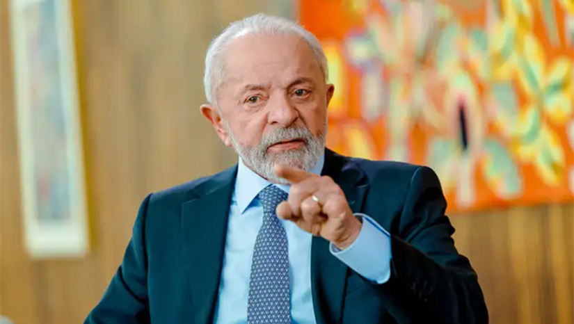  Enquanto começa a despontar como favorito na disputa presidencial deste ano, o presidente Lula da Silva tem que ficar apagando incêndio em casa. Além da demissão (difícil) do senador Jaques Wagner como líder do Governo, agora joga água na fervura entre dois desafetos petistas: o ex-ministro da Casa Civil Rui Costa e o ministro da Saúde, Alexandre Padilha – que ficou apático durante o discurso de Costa na entrega de equipamentos e Upas em Alagoinhas (BA) há dias. Padilha não aplaudiu o discurso de Costa, enquanto na fala de Wagner, no palanque, não faltou entusiasmo. Isso chamou a atenção do presidente, que comentou no voo com a comitiva presidencial. O que menos Lula quer agora é racha e fogo amigo na iminência da campanha eleitoral. Veja mais, na COLUNA ESPLANADA