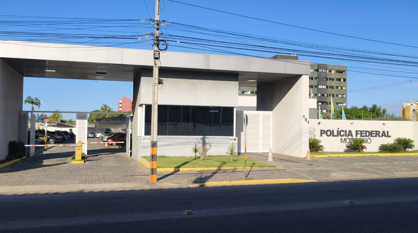   A Força Integrada de Combate ao Crime Organizado (FICCO/RN) deflagrou a Operação Força Integrada III em Natal e na região Oeste do Rio Grande do Norte — com ações concentradas em Mossoró, Upanema, Areia Branca e Serra do Mel —, resultando na prisão de sete pessoas. A ação, que faz parte de uma mobilização nacional em 16 estados, também apreendeu armas, munições, drogas, veículos e cerca de R$ 11 mil em espécie para desarticular facções criminosas atuantes no estado.