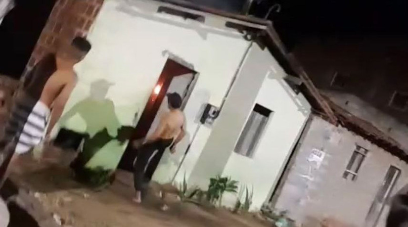   O Corpo de Bombeiros controlou um incêndio residencial na madrugada desta quarta-feira (8) em Assú, no Oeste potiguar. As chamas ficaram restritas à sala do imóvel, onde destruíram móveis, roupas e parte do telhado, sem deixar vítimas. A corporação isolou a área, liberou a casa para a proprietária e emitiu um alerta reforçando a importância de acionar o telefone 193 em vez de tentar combater o fogo por conta própria.