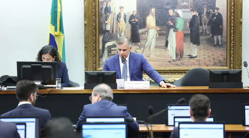   A CCJ da Câmara aprovou a PEC 291/13, que acaba com a aposentadoria compulsória como punição para juízes. Pelo texto, magistrados processados administrativamente serão afastados com salário proporcional e, caso condenados, perderão o cargo em vez de serem aposentados. A proposta, que agora segue para uma comissão especial antes de ir ao plenário.