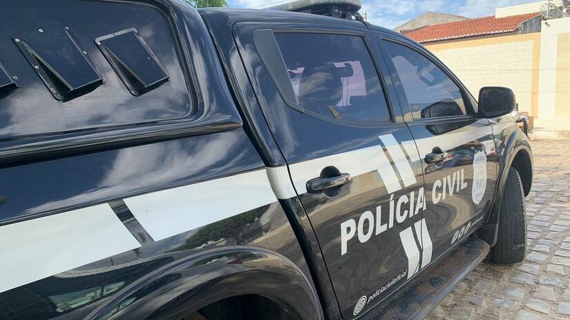   Uma operação conjunta das polícias civis do RN, MG e RJ prendeu, na capital fluminense, um homem de 31 anos suspeito de liderar um esquema de fraude bancária que gerou prejuízo de R$ 1,16 milhão. O investigado falsificava documentos de beneficiários do INSS para abrir contas e contratar empréstimos consignados, pulverizando os valores em contas de terceiros e em moeda estrangeira.