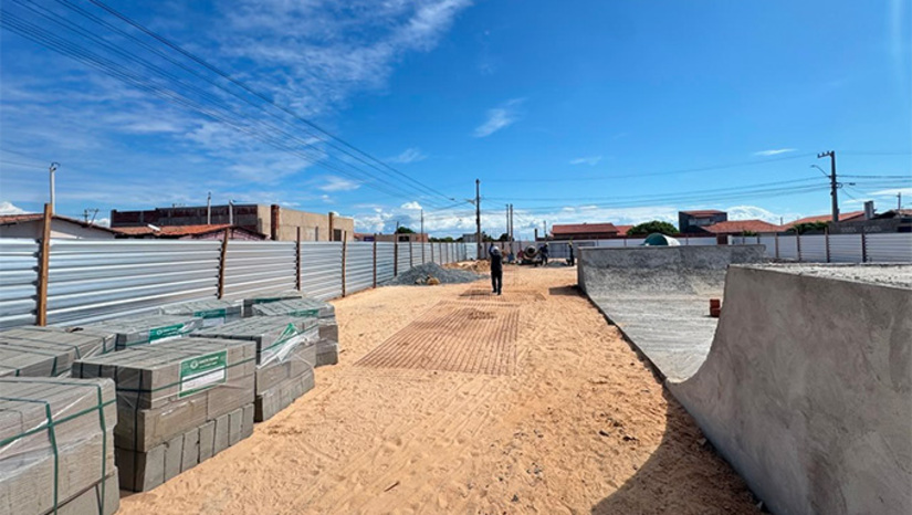   A Praça da Família está sendo erguida no cruzamento das avenidas Tereza Patrício e Pedro Marques, próximo ao Mercado Público. O projeto contará com equipamentos de ginástica ao ar livre, pista de skate, áreas para prática esportiva, espaços de convivência, bancos, iluminação, paisagismo planejado e um ambiente moderno, seguro e acolhedor.