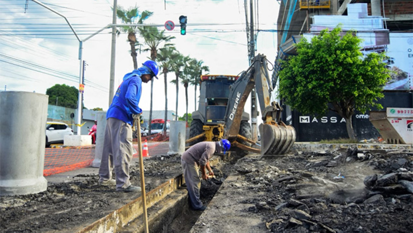   De acordo com o assessor técnico de drenagem da Seinfra, Sanderson Oliveira, a limpeza era necessária para restabelecer o funcionamento adequado da estrutura. “Constatamos que o dispositivo apresentava um grande acúmulo de sedimentos, reduzindo significativamente a capacidade de escoamento da água. Com a remoção desse material e a substituição das tampas danificadas, estamos restabelecendo a eficiência do sistema e permitindo que a água da chuva seja conduzida de forma mais rápida e segura”, destacou.