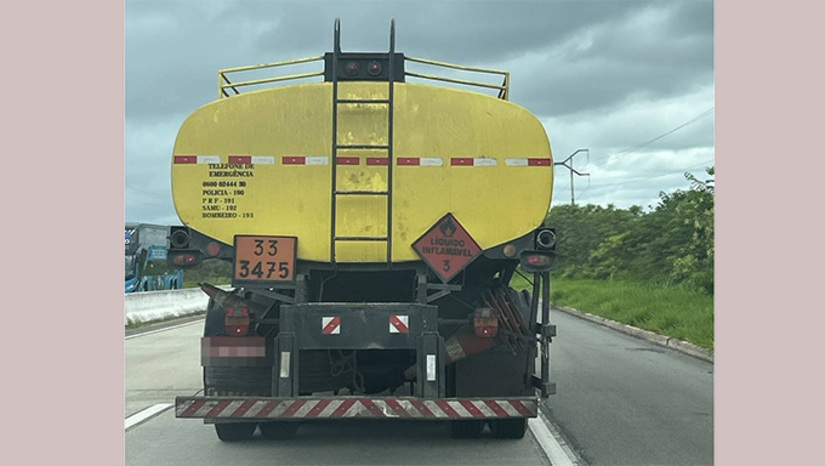  Durante a abordagem, o motorista informou à equipe de fiscalização que o caminhão estava descarregado. Diante da inconsistência da informação, a equipe realizou uma inspeção física no veículo. Ao abrir os compartimentos de carga, os fiscais constataram que o caminhão transportava combustível. A ação integra o trabalho permanente da SEFAZ/RN de combate à sonegação fiscal e à concorrência desleal, reforçando o controle sobre a circulação de mercadorias, especialmente nas operações de entrada de produtos provenientes de outras unidades da Federação. 