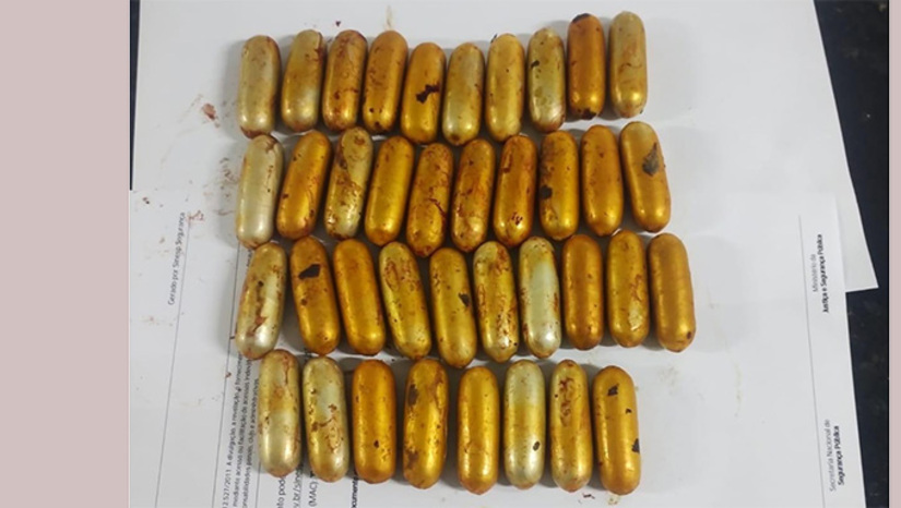   O homem de 40 anos narra que foi contratado no Estado de São Paulo por R$ 20 mil reais para levar 111 capsulas de cocaína no estômago para a Irlanda. Ele conta que na Irlanda só conseguiu expelir 73 capsulas e voltou com as outras 38 no estomago para o Brasil. Chegou a Natal nesta sexta-feira, dia 10, já sentindo dores abdominais fortes. Temendo o rompimento dos invólucros, procurou o Hospital Monsenhor Walfredo Gurgel, em Natal, onde cirurgiado e depois preso e autuado em flagrante por tráfico de drogas. Pode pegar de 8 a 15 anos de prisão.
