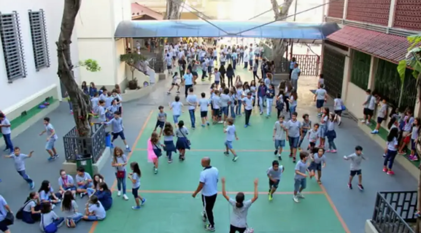   O Estatuto da Criança e do Adolescente (ECA) completou 36 anos, consolidando avanços como a redução da mortalidade infantil e a universalização do ensino fundamental, ao mesmo tempo em que enfrenta desafios na proteção integral. Especialistas destacam a necessidade de melhorias na educação infantil e o aumento de riscos digitais e violência, exigindo a efetiva regulamentação do ECA Digital para responsabilizar plataformas tecnológicas