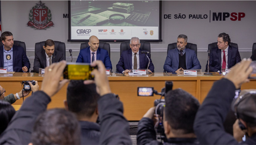   A Operação Distrato, deflagrada ontem pela Polícia Civil de São Paulo para combater um dos maiores esquemas de sonegação do Estado, com bilhões de reais em jogo, pode revelar bastidores novelescos criados pela engenharia de uma pessoa. As primeiras informações de fontes da investigação apontam que Wilmara Lourenço Santos, um dos alvos de busca e apreensão em Brasília, deve ser o eixo da interface com grandes empresas que sonegaram ICMS. Ex-secretária dos sócios do conglomerado Nelson Willians, ela ganhou procuração (e liberdade) para tratar contratos diversos, e o comando do grupo teria perdido o controle do que realmente estava acontecendo. Na praça, o que se comenta é que NW demitiu mais de 600 advogados em todo o País nos últimos seis meses, o que o presidente do grupo oficialmente nega. Veja mais, na COLUNA ESPLANADA