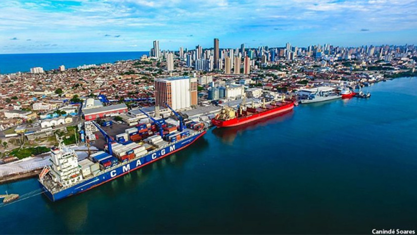   Governo Brasileiro divulga nota dizendo que decisão dos EUA é injusta e descabida e que vai acionar a Lei da Reciprocidade e taxar os produtos americanos importados pelo Brasil. A decisão foi tomada porque o Governo Brasileiro criou o PIX, explora o etanol e supostamente não estaria combatendo o desmatamento da Amazônia. A CNI informa que as tarifas vão impactar em cerca de 4,2 mil produtos exportados pelos Brasil para os EUA, o que corresponde a cerca de 15 bilhões/ano em exportações. Em Nota, o Governo Brasileiro diz que está intensificando os esforços para encontrar outros mercados para os produtos brasileiros.