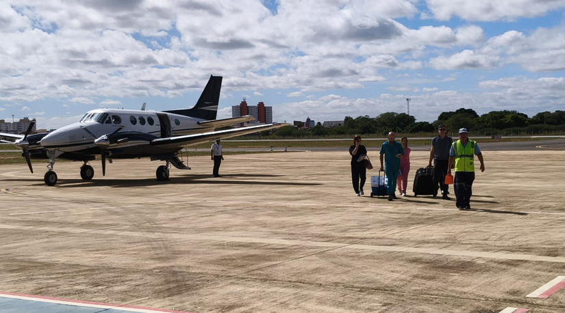   A captação e o transporte de múltiplos órgãos mobilizaram equipes de saúde e forças de segurança do Rio Grande do Norte para realizar uma complexa operação aero-médica entre Mossoró, Natal e Fortaleza, no Ceará. O esforço coordenado busca garantir o envio ágil de um coração, além de córneas, rins e pulmão retirados de um jovem vítima de acidente de moto. A corrida contra o tempo busca viabilizar o transplante de um idoso de 67 anos e salvará a vida de outras pessoas.