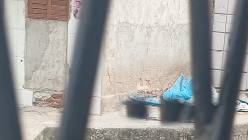   O crime aconteceu na Rua João Damásio, no bairro Belo Horizonte, região sul do Centro de Mossoró. A vítima é Erick Daniel Bezerra Sobra, conhecido por Boladão. Ele teria sido morto com tiros de pistola. O caso será investigado pela Policia Civil