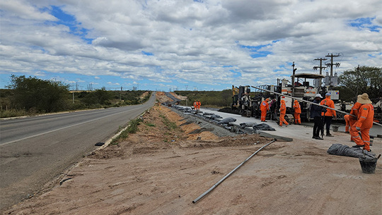   A remoção da vegetação e a preparação de solo já avançou quase 20 km. O trabalho de duplicação deste primeiro trecho de 57,6 quilômetros da BR 304 começou no dia 23 de janeiro de 2026, com previsão de ser concluído em 3 anos. Está sendo executado pela Construtora CLC, de Mossoró, que venceu licitação pública com valor de R$ 367,5 milhões para fazer os dois pavimentos de concreto entre Assu e Mossoró.