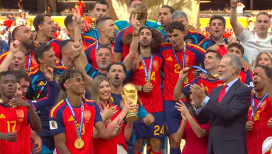   Os espanhóis tiveram pela frente os atuais donos da taça. A vitória por 1 a 0 sobre a Argentina, na prorrogação, após um verdadeiro "amasso" durante 120 minutos de jogo, colocou a seleção europeia no grupo seleto de bicampeões mundiais, que também tem Uruguai e França - além, claro, daqueles com três ou mais títulos, como os próprios argentinos e, o maior de todos os ganhadores e único penta, o Brasil.  Diferentemente de 2010, o herói do título saiu do banco de reservas. Mas, Ferran Torres e Iniesta têm algo em comum. 