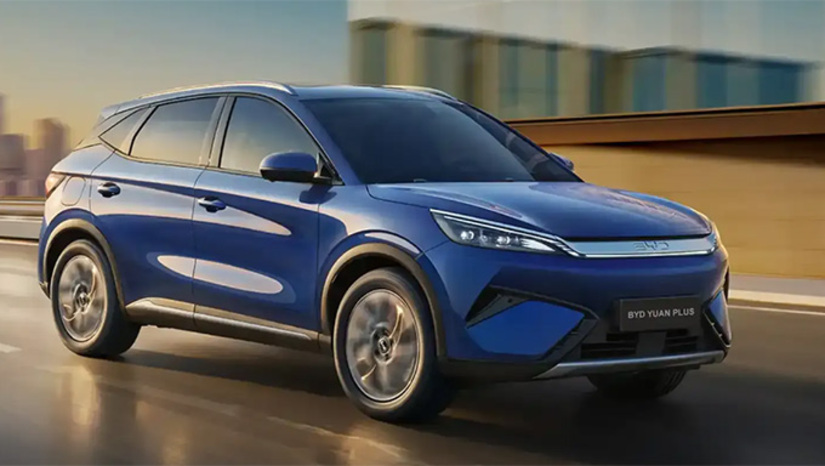   Desde o dia 1º de julho, a taxa saltou de 25% para 35% para elétricos, e de 28% para 35% para os híbridos. Os chineses, hoje, com quatro fabricantes que negociam aqui, dominam mais de 90% desse mercado. Em Brasília, por exemplo, apenas uma loja de marca chinesa tem vendido 300 carros novos por mês. Os altos estoques das chinesas antes da taxação garantem boas vendas diante de modelos da Ford, GM, VW e Fiat que ficaram ultrapassados na concorrência. Veja mais NA COLUNA ESPLANADA