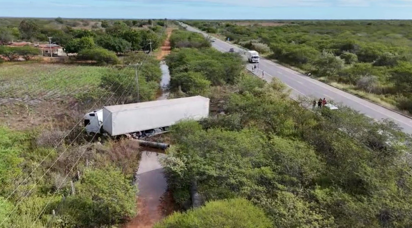  Um acidente com uma carreta no KM 79 da BR-304 destruiu 20 metros da Adutora Jerônimo Rosado e cortou o fornecimento de água em Serra do Mel e oito bairros de Mossoró. O motorista alegou ter desviado de um animal, mas a PRF encontrou vestígios de uma colisão lateral oculta com outro veículo. Após reparos complexos em área de difícil acesso, a Caern retomou o abastecimento de forma gradativa no fim de semana. A normalização total da rede deve ocorrer em até 72 horas.