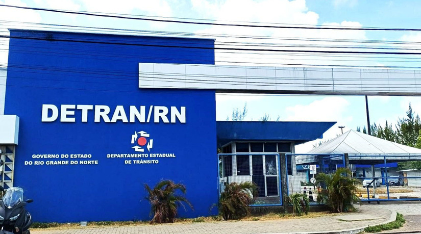   O Detran/RN alerta para um golpe via e-mail que utiliza a identidade visual do órgão para simular infrações e suspensão da CNH, induzindo cidadãos a clicar em links maliciosos para roubo de dados ou pagamentos fraudulentos. O órgão enfatiza que não envia cobranças por e-mail e orienta a utilização exclusiva do seu Portal de Serviços oficial (portal.detran.rn.gov.br) para consultas e emissão de guias seguras.