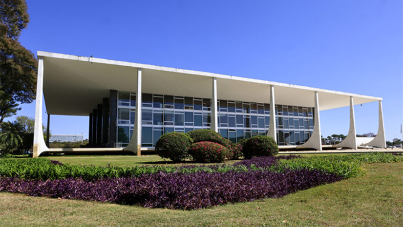    É isso que está em jogo, principalmente, nos staffs partidários dos principais presidenciáveis. Alguns deles já têm lista de preferidos, e o lobby dos pretensos é forte entre os pré-candidatos nos bastidores. É o resultado de um País no qual a Suprema Corte está mandando muito – até na política. Nada, ninguém está acima do STF hoje, nem o CNJ – que deveria fiscalizar e punir, mas é controlado pelos próprios ministros. Tornou-se a mais corporativa e poderosa instituição do País.