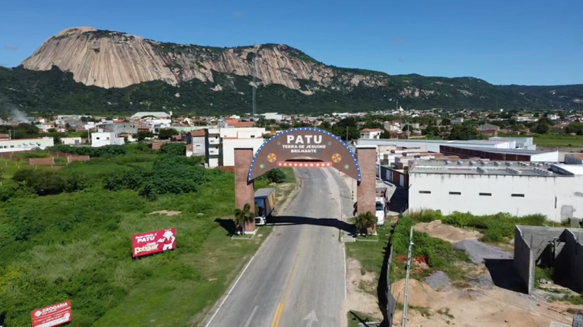   A Polícia Federal cumpriu três mandados de busca e apreensão no município de Patu, no interior do Rio Grande do Norte, na manhã desta quinta-feira, 23 de julho de 2026. A ação faz parte da Operação Vista Encoberta, que combate crimes de corrupção, lavagem de dinheiro, peculato e fraude à licitação. Os agentes federais visitaram três endereços, apreendendo documentos e celulares.
