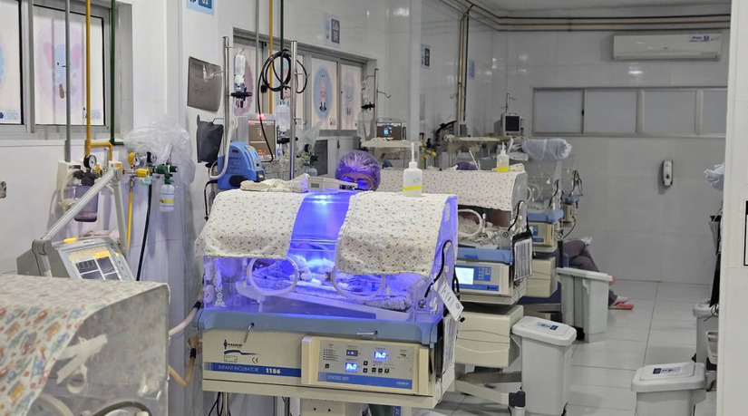 No interior do Rio Grande do Norte, o avanço silencioso de comorbidades como a infecção urinária e a hipertensão tem antecipado partos e superlotado os leitos neonatais de Mossoró. A reportagem investiga o drama de mães e recém-nascidos que enfrentam meses de internação na Maternidade Almeida Castro devido à prematuridade e ao baixo peso ao nascer. No interior do Rio Grande do Norte, o avanço silencioso de comorbidades como a infecção urinária e a hipertensão tem antecipado partos e superlotado os leitos neonatais de Mossoró. A reportagem investiga o drama de mães e recém-nascidos que enfrentam meses de internação na Maternidade Almeida Castro devido à prematuridade e ao baixo peso ao nascer.