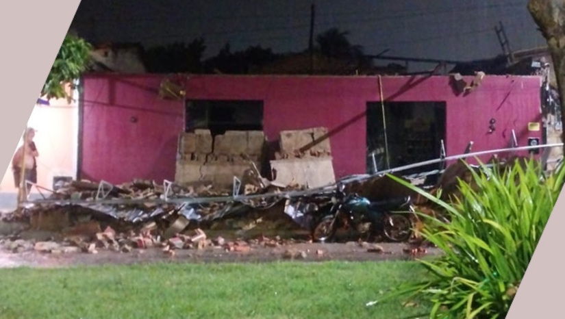   Acidente aconteceu na noite desta quinta-feira, dia 23, no Centro da cidade de Portalegre. A cobertura do estabelecimento comercial Adega Express, com as fortes chuvas, desabou, matando as pessoas conhecidas por Wallinson e Janderson. Os corpos foram resgatados pelo Corpo de Bombeiros. O caso será investigado pela Polícia Civil, com apoio pericial da Policia Científica, que já estão apurando as primeiras informações sobre a ocorrência.