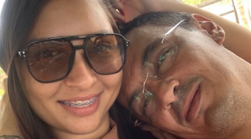   A Polícia Civil investiga como feminicídio o assassinato de Eliza Maria Anselmo Bezerra, de 26 anos, morta com um tiro no peito pelo companheiro, o marceneiro Francisco Jadeilson Vitorino, de 46, nesta quinta-feira (23), em Assú (RN). A vítima foi socorrida por moradores após uma discussão, mas não resistiu ao ferimento e faleceu. O autor do disparo fugiu em um Corolla prata, sendo preso em flagrante horas depois.