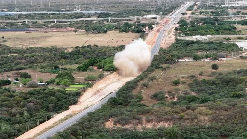   "O trecho ficou interditado por 50 minutos (das 16h28 às 17h18). Com o fim da detonação e a verificação de segurança, a pista foi totalmente liberada. O procedimento permite o avanço na preparação do solo para o pavimento de concreto entre Assú e Mossoró." O investimento do Governo Federal para duplicar os 57,6 km entre Assu e Mossoró é de R$ 367,5 milhões.
