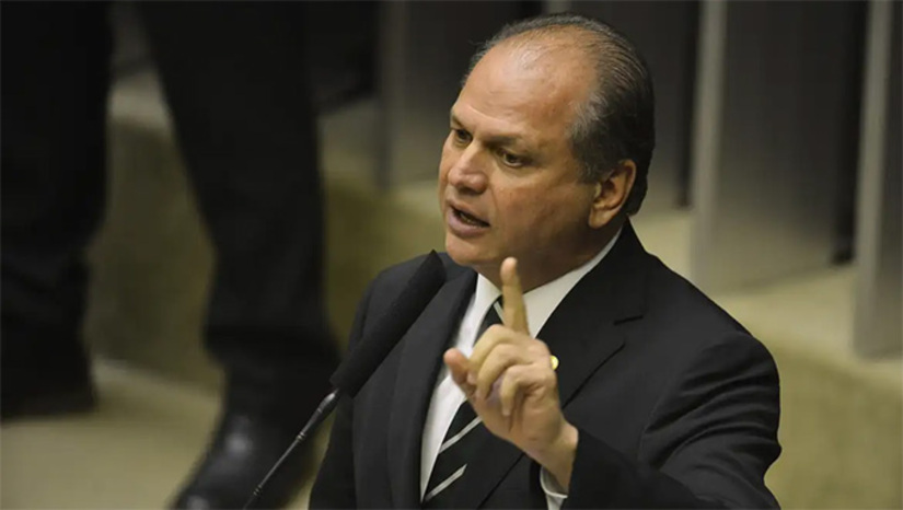   Comandante da Federação União-PP no Paraná, o deputado federal e ex-ministro da Saúde Ricardo Barros (PP) teve aval da Executiva nacional, que preferiu não se meter, e decidiu o apoio a Sandro Alex (PSD), o candidato de Ratinho Junior ao Governo do Paraná. Preteriu assim Sergio Moro (União), com quem não tem acordo há meses. A esposa de Barros, a ex-vice Cida Borghetti, é a potencial vice de Sandro Alex na chapa. Atualmente, Moro segue líder isolado nas pesquisas de intenção de votos, enquanto Ratinho tenta segurar a onda pró-senador com prefeitos do interior antes seus aliados. Veja mais na COLUNA ESPLANADA