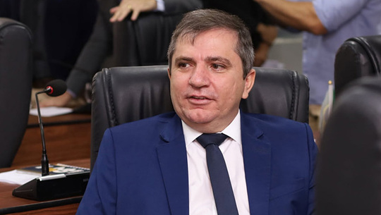   A decisão é fundamentada no Artigo 15 da Constituição Federal, no Artigo 41 da Lei Orgânica do Município de Mossoró e nos Artigos 320 e 321 do Regimento Interno da Câmara Municipal. A medida decorre de uma condenação transitada em julgado a seis anos de prisão por tráfico de drogas, proferida pela Comarca de Mamanguape, no Estado da Paraíba (PB). Em sua defesa, o vereador Carlos Wagner Melo Martinho, de 49 anos — conhecido como "Vavá" ou pelo apelido "Rato" —, declarou estar tranquilo e afirmou que a notícia é "requentada". Em vídeo publicado nas suas redes sociais, o parlamentar minimizou o caso citando um antigo ditado: “Árvore que dá frutos sempre incomoda”.