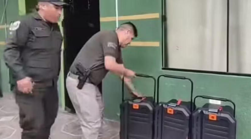   Policiais bolivianos apreenderam 189,5 kg de ouro ilegal, avaliados em R$ 120 milhões, em um jatinho do empresário brasileiro Valdir José Zorzo no aeroporto de Santa Cruz de la Sierra. A carga tinha como destino Dubai e acabou transferida para o Banco Central da Bolívia por ordem judicial. Em nota, o Grupo Dallas, de propriedade de Zorzo, negou qualquer envolvimento no caso, afirmando que o empresário não autorizou o voo, não estava a bordo e que a aeronave já se encontra em território brasileiro sem sofrer apreensão.