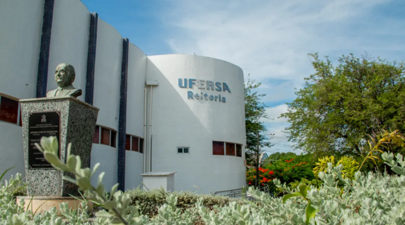   A Controladoria-Geral da União (CGU) suspendeu por 47 dias um professor da Ufersa por usar um certificado falso de vacina contra a Covid-19. Ele faz parte de um grupo de oito servidores federais punidos por fraudar o sistema do Ministério da Saúde. O esquema utilizou o mesmo método que levou ao indiciamento do ex-presidente Jair Bolsonaro pela Polícia Federal, acusado de adulterar cartões de vacinação de sua comitiva.