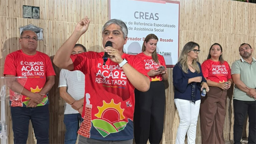   A cerimônia de inauguração reuniu autoridades municipais, representante do Governo do Estado e a população. Estiveram presentes o prefeito Artur Vale; a chefe de Gabinete, Lorenna Evangelista; a secretária municipal de Assistência Social, Monalisa Evangelista; toda a equipe técnica do CREAS; equipe da secretaria de Assistência Social, Conselheiros tutelares, representantes da rede de proteção, secretários da gestão municipal; vereadores; além da comunidade, que participou desse momento histórico para o município.