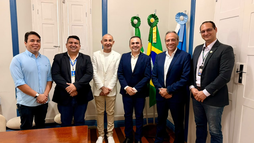   Participaram da reunião o gerente da Infraero no Aeroporto de Mossoró, Roger Lara Teixeira, e o representante comercial da Azul Linhas Aéreas, Lucas Frade. Durante o encontro, os representantes destacaram a relevância da reativação das operações comerciais para impulsionar a economia, fortalecer o turismo, ampliar as oportunidades de negócios e contribuir para o desenvolvimento regional.