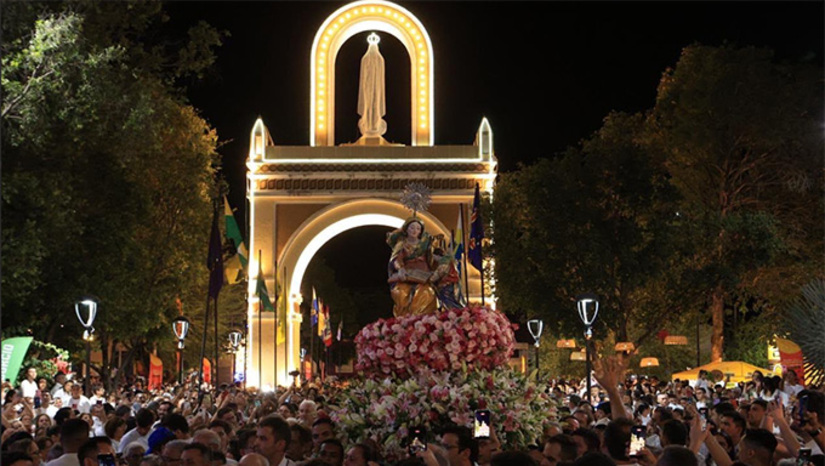   A procissão teve início na Catedral de Sant’Ana. Conduzida em um andor ornamentado com muitas flores, a imagem da padroeira percorreu a Avenida Seridó, Rua Pedro Velho, Avenida Coronel Martiniano e Avenida Celso Dantas, retornando pela Avenida Seridó até a Catedral. A participação dos fiéis mostra a força da devoção a Sant’Ana e o sentimento de pertencimento do povo de Caicó. Agradecemos a todos que colaboraram para que a festa acontecesse e acolhesse tão bem os nossos devotos", comentou o padro João Junior.
