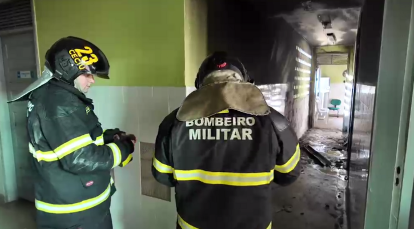   O ato extremo do servente de pedreiro Alexandre da Silva Souza, de 25 anos, deixou o bairro inteiro sem serviços médicos da UBS, nesta segunda-feira, 3.. Ele preso em flagrante por incendiar a UBS do bairro Pintos, em Mossoró (RN), por não conseguir atendimento para o filho. Embriagado, ele confessou o crime após sofrer um "jogo de empurra" burocrático com a Secretaria de Saúde, chamando o ato de "coisa de bêbado".