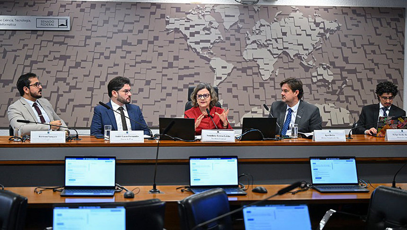   A expansão de data centers de inteligência artificial no Brasil ameaça elevar as contas de luz e esgotar os recursos hídricos em regiões de seca. Especialistas alertaram no Senado que essas mega infraestruturas consomem muita energia e água, gerando impactos ambientais sem contrapartidas reais de empregos a longo prazo. O debate subsidia o PL 3.018/2024 para criar regras ao setor e evitar que o país absorva os prejuízos ambientais de multinacionais.