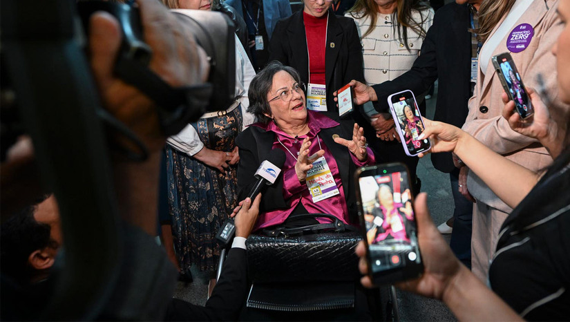   Após sobreviver a duas tentativas de homicídio pelo marido e esperar mais de 15 anos por justiça, Maria da Penha acionou a OEA, que condenou o Brasil por negligência. Essa decisão impulsionou a sanção da Lei Maria da Penha em 2006, que em 2026 completa 20 anos transformando a percepção social da violência doméstica. Apesar dos avanços institucionais e da criação de redes de apoio, romper o ciclo abusivo continua sendo um desafio devido a fatores como o medo e a dependência emocional.