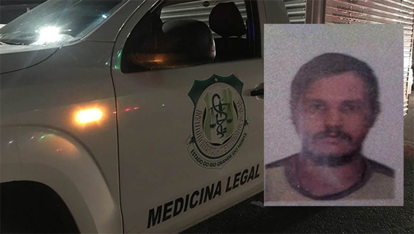   Um homem de 31 anos foi morto a facadas na manhã deste domingo (9) em um bar na comunidade rural de Primavera, em Baraúna (RN). De acordo com a Polícia Civil, o crime ocorreu após um desentendimento rápido entre a vítima e o agressor, sem que houvesse tumulto ou quebra-quebra no local. A motivação do homicídio ainda não foi esclarecida pelas autoridades, que realizam buscas na região para prender o suspeito, já identificado por testemunhas.