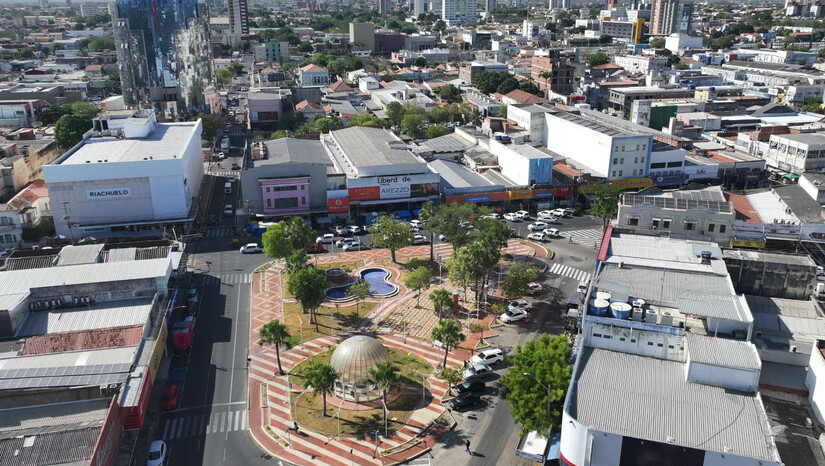   Mossoró lançará na próxima quarta-feira (19) o projeto "PET-Saúde Clima", uma iniciativa nacional do Ministério da Saúde que busca fortalecer o SUS contra os impactos das mudanças climáticas. A ação unificada vai durar dois anos e será realizada em parceria entre a Secretaria Municipal de Saúde, a Uern, a Ufersa e a UniCatólica. O principal objetivo é unir o ensino e os serviços práticos para treinar profissionais e estudantes em estratégias que protejam a saúde da comunidade.