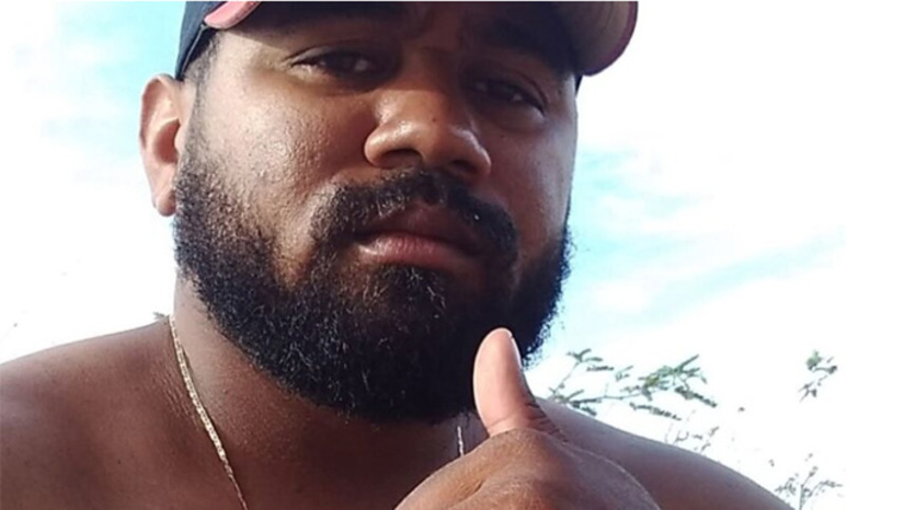   O crime aconteceu por volta das 20h40 desta terça-feira (14), perto do local onde Wesley Gomes e Daniel Alison foram mortos em ataques recentes na mesma rua. A via também havia sido cenário de outra ocorrência, que deixou Carlos Antônio, de 19 anos, ferido.  Jairo Sousa de Melo, conhecido como "Jairinho", estava com amigos na calçada quando um ou dois homens chegaram em uma motocicleta e dispararam contra o grupo. Além dele, outra pessoa que estava no local foi baleada e socorrida para o Hospital Regional Tarcísio Maia (HRTM).  O caso será investigado pela Divisão de Homicídios e Proteção à Pessoa (DHPP) de Mossoró. Informações que possam ajudar a polícia nas investigações devem ser repassadas de forma anônima pelo número 181.